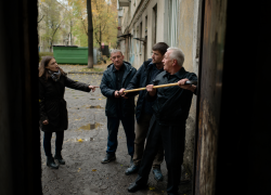 В Херсоне мародёры пытались взломать подъезд на глазах у жильцов