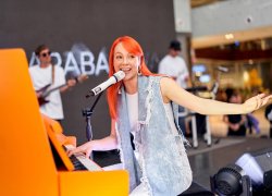 «Это не моя война, я просто хочу петь»: певицу из Херсона Светлану Тарабарову затравили за форму ВСУ в спортзале