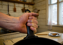 В Геническом округе сын забил мать до смерти сковородой