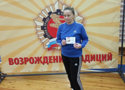 На Херсонщине мать военного шьет маскировочные сети для бойцов ВС РФ