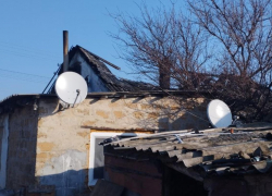 В Каховском округе после атаки ВСУ пенсионерка оказалась под завалами дома