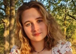 Активистка Движения Первых из Херсонщины помогает фронту и собрала стену шевронов от бойцов 