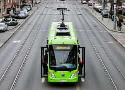 В Херсоне мародёры добрались до троллейбусных линий