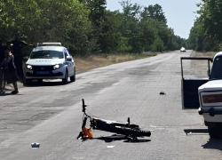 В Гладковке лихая дама на электромопеде протаранила отечественную классику