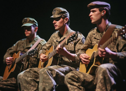 Квартирник в Геническе: музыка и искренность объединили защитников Отечества и молодёжь