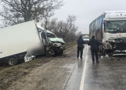 Два грузовика столкнулись на трассе в Геническом округе из-за отвалившегося колеса