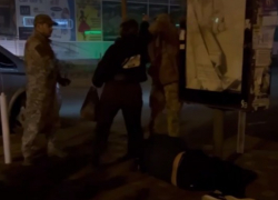 В Одессе сотрудники ТЦК избили военного из Херсона и напали на женщину