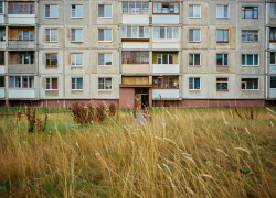 Жители Каховки пожаловались на грязь и неисправные лифты управляющей компании