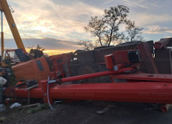 Пьяный водитель на «КамАЗе» в Чаплынском округе опрокинул грузовик и врезался в дерево