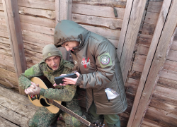 Известный актёр Игорь Петренко передал гитару херсонскому штурмовику