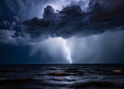 Штормовое предупреждение с ливнями и ветром 23 м/с объявили в Херсонской области