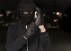 Карманники в Херсонской области: у пожилого человека украли банковскую карту