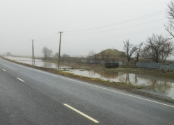 В селе Генического округа талые воды угрожают затопить жилые дома