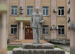 В Геническе перенесут памятник Ленину 