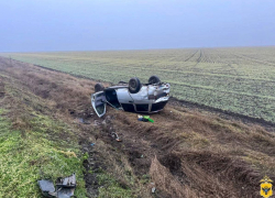 В Новотроицком округе авто вылетело в кювет и перевернулось, два человека пострадали