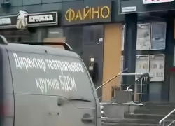 Автомобиль театрального кружка БДСМ ездит по Херсону