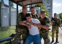 «Подпиши или сдохни»: военкомы схватили 19-летнего херсонца на остановке и пытали в подвале