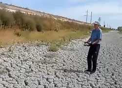 Множество трещин в земле появилось на дне опустошённого Северо-Крымского канала