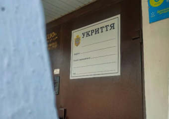 Горсовет Херсона потратил 110 тысяч рублей на таблички для убежищ