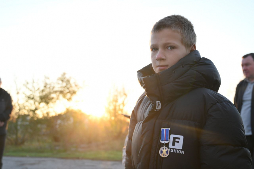 Юный герой из Херсонской области спас семью из огня и получил медаль