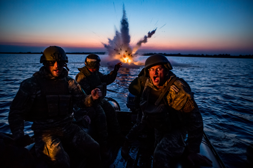 Появилось видео уничтожения лодки с десантом ВСУ на Херсонском направлении