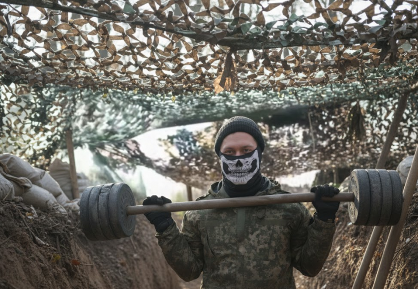 Как заниматься спортом на передовой показал боец Херсонского направления