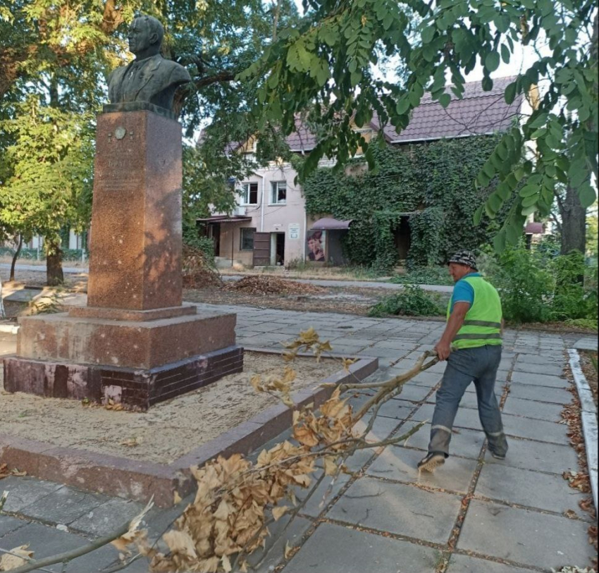 На Херсонщине коммунальщики убирают последствия обстрелов ВСУ