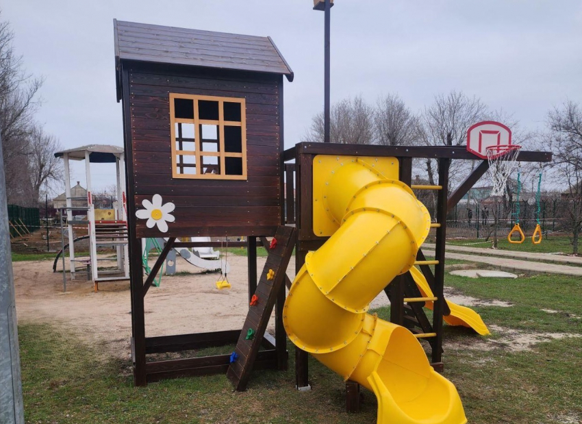 В Геническе вандалы украли качели с детской площадки через день после установки
