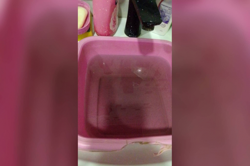 Жители Каховки второй день жалуются на чёрную воду из-под крана