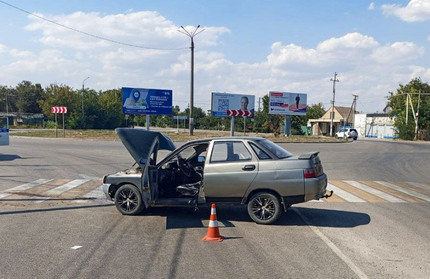 Двоих пострадавших госпитализировали после столкновения с опорой ЛЭП в Геническе