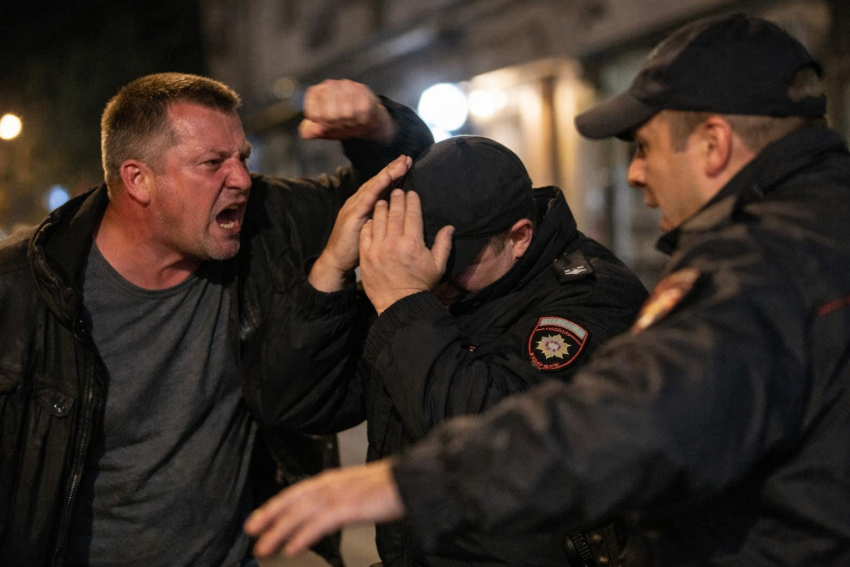 Мужчина из Скадовска пойдёт под суд за то, что обматерил и напал на полицейского