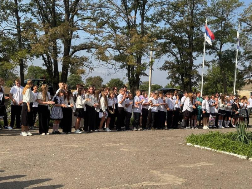 На линейке в херсонской школе флаг России повесили вверх ногами