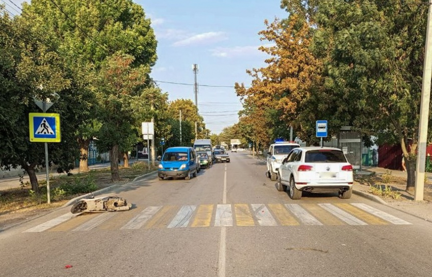 В Геническе двоих скутеристов увезли в больницу после столкновения с внедорожником