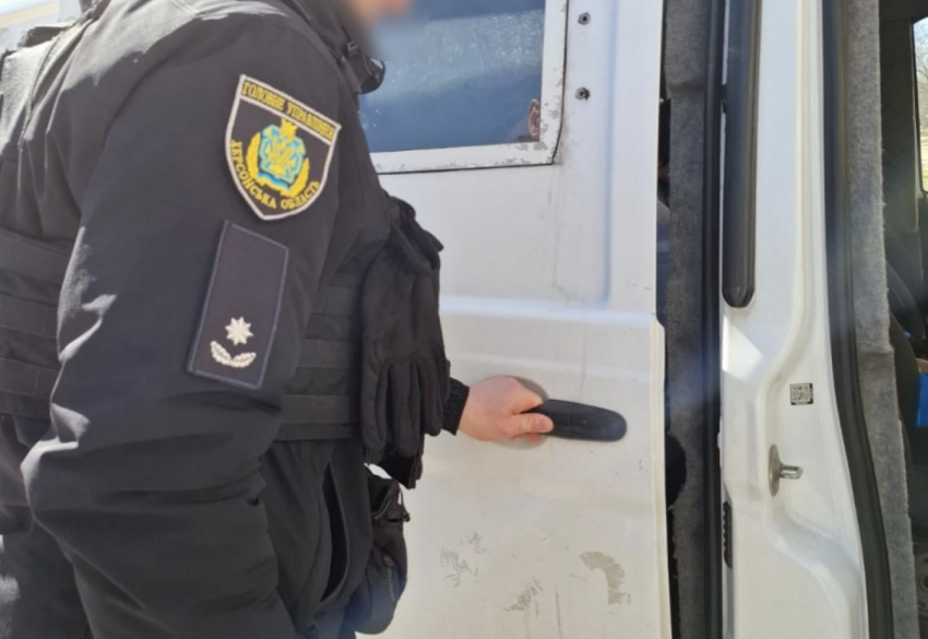 Полицейский из Херсона помог дезертиру пересечь блокпост и торговал наркотиками