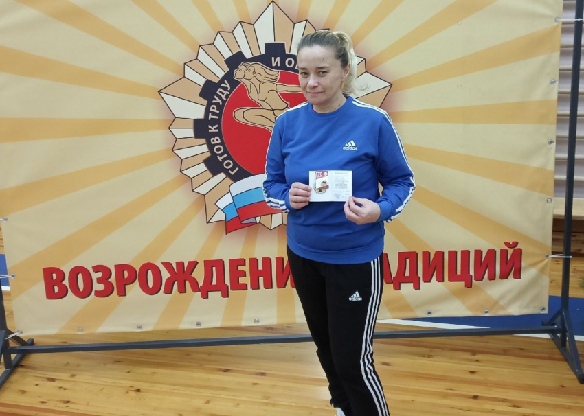 На Херсонщине мать военного шьет маскировочные сети для бойцов ВС РФ