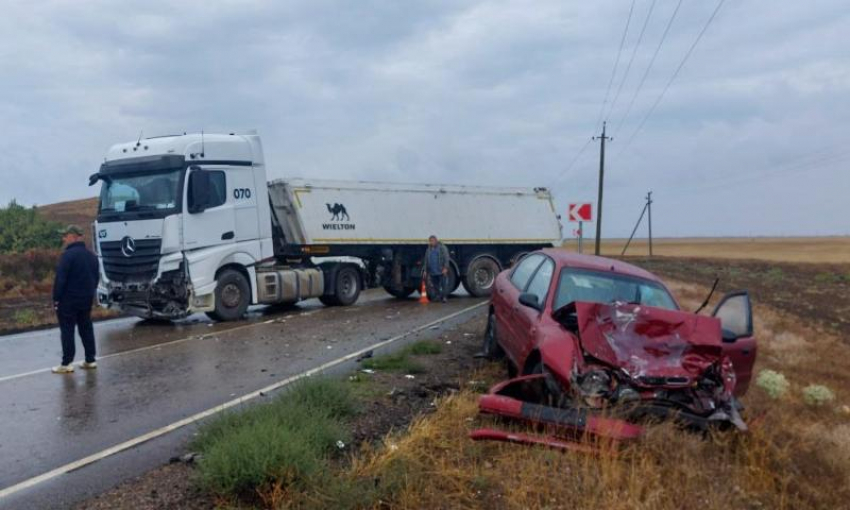 В Херсонской области «ЗАЗ» смяло после столкновения с фурой: пострадали два человека