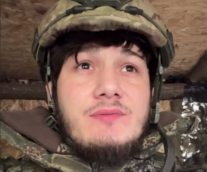 В Сети завирусилось видео с херсонским бойцом, выразительно читающим стихи