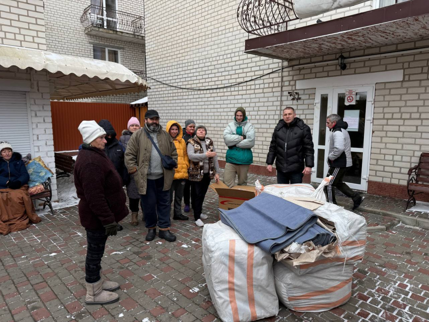 Жители Голой пристани месяц сидят без света, власти утверждают обратное