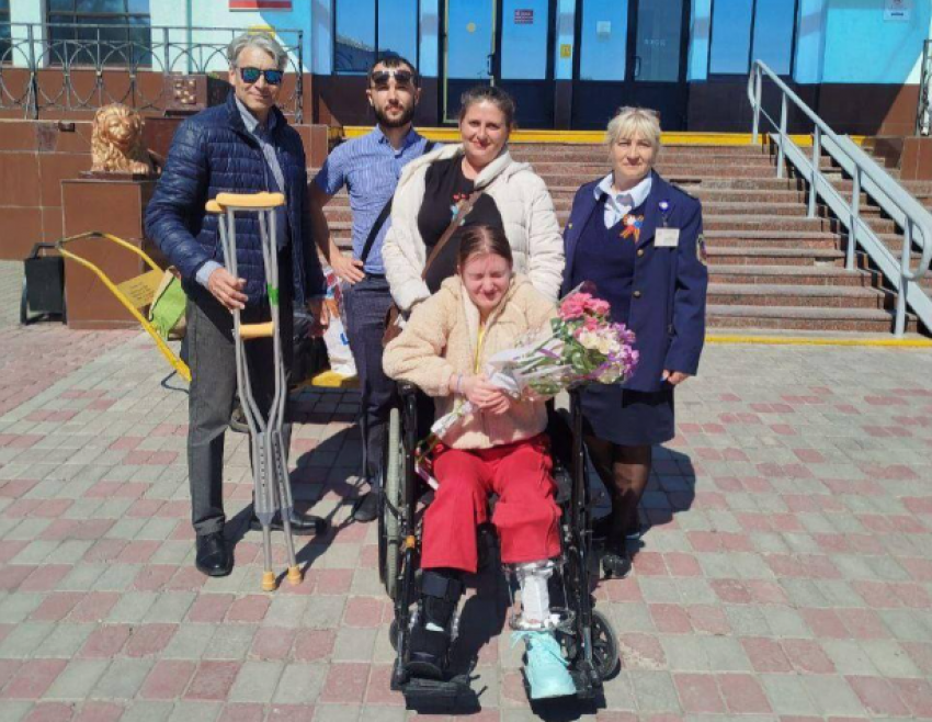 Школьница, раненная при обстреле ВСУ в Бехтерах, вернулась домой после лечения