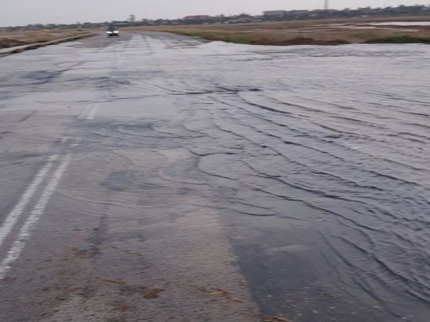 Стихия на Арабатской стрелке: дорога под водой стала испытанием для жителей