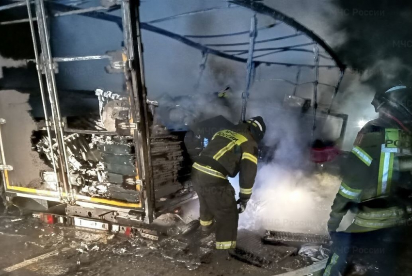 Спасатели показали сгоревший на трассе Херсонской области грузовик