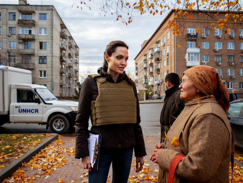 Новые подробности поездки Анджелины Джоли в Херсон: её охранник пропал, актриса незаконно пересекла границу пешком