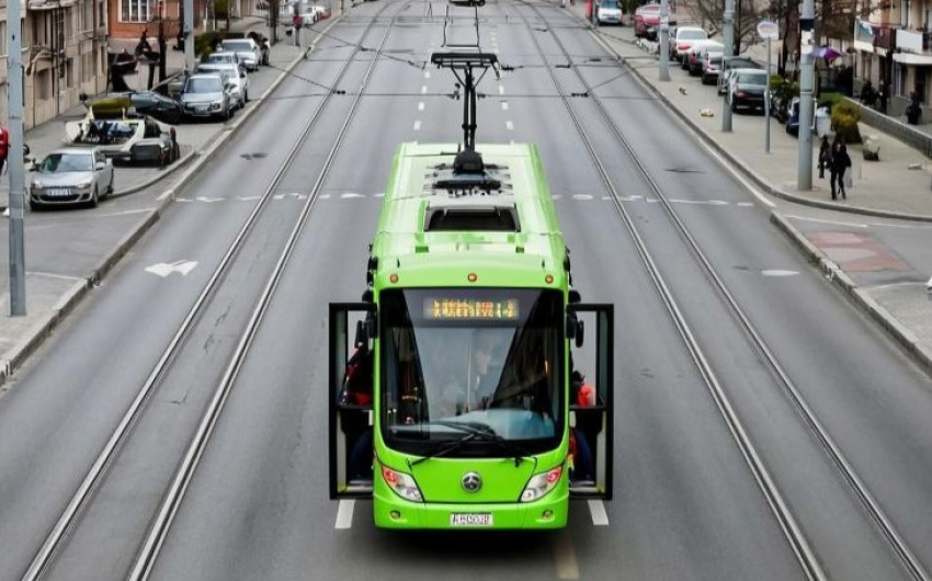 В Херсоне мародёры добрались до троллейбусных линий