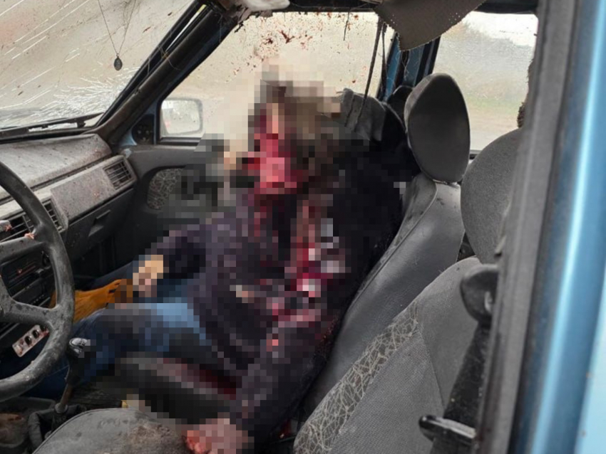 В Новой Каховке FPV-дрон ВСУ разорвал гражданский автомобиль с семьей