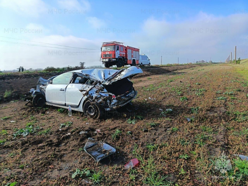 Ребёнок чудом выжил: «Рено Меган» смяло в хлам после опрокидывания под Каховкой
