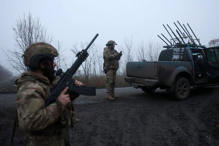 Новости СВО: Макрон предал Зеленского, «французы» минируют Херсонщину, Днепр покраснел от братской крови