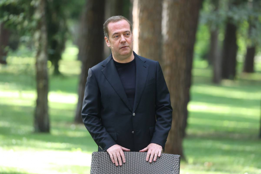 Дмитрий Медведев исполнил мечту херсонских школьников