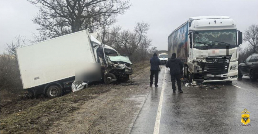 Два грузовика столкнулись на трассе в Геническом округе из-за отвалившегося колеса