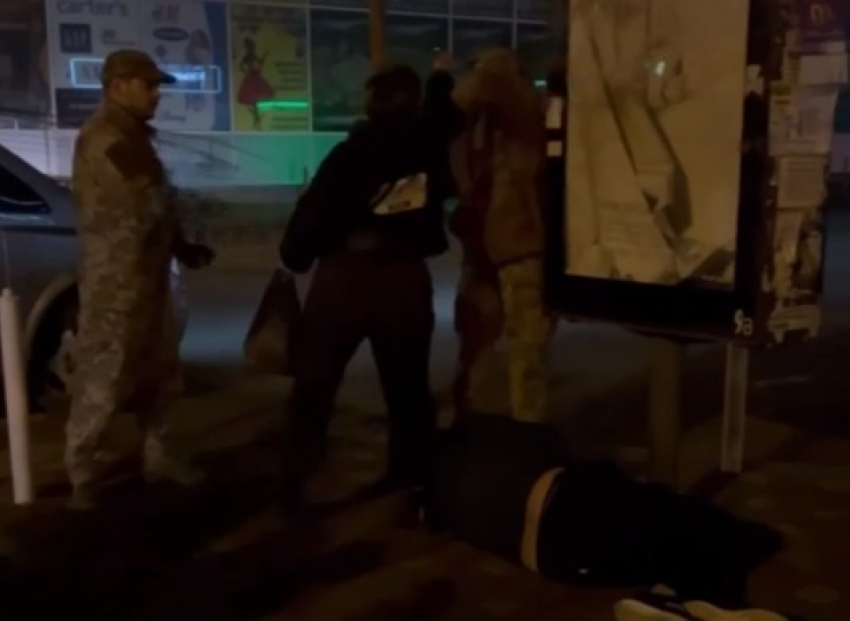 В Одессе сотрудники ТЦК избили военного из Херсона и напали на женщину