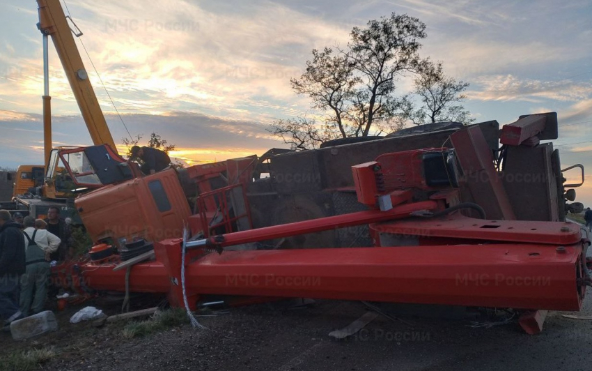 Пьяный водитель на «КамАЗе» в Чаплынском округе опрокинул грузовик и врезался в дерево